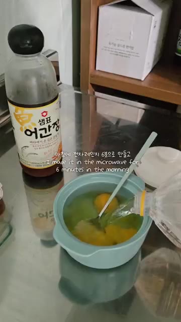 계란 2개에 간장 1큰술을 넣고 섞은 후 전자레인지에 6분간 돌려… — 시골밥상: 제육볶음과 계란찜