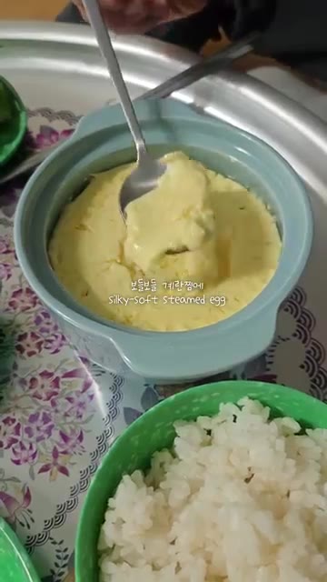 쌈채소에 밥과 제육볶음을 올려 쌈을 싸 먹는다. — 시골밥상: 제육볶음과 계란찜