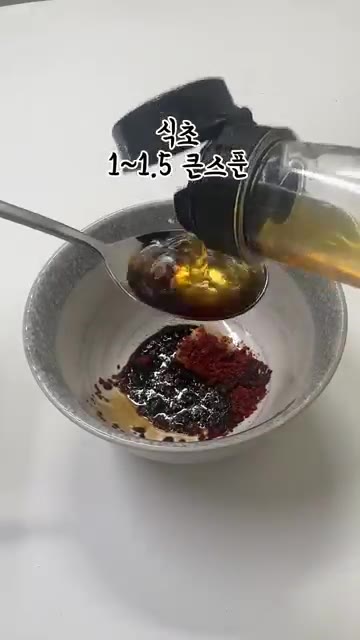 볼에 다진 마늘 1/2 작은술, 고춧가루 1 큰술, 진간장 1/2… — 초간단 다이어트 비빔면 레시피