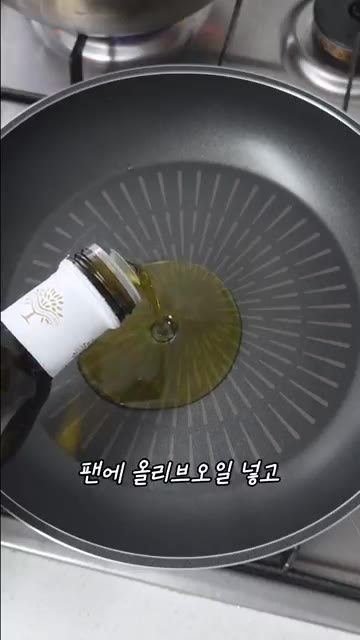 냉동 새우는 해동해 준비한다. — 집에서도 간단하고 맛있게 새우 알리오올리오 만들기