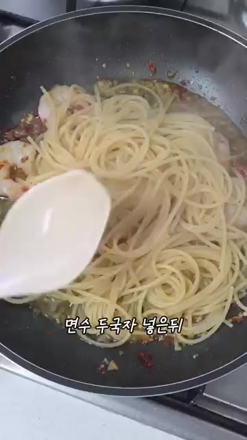 크러쉬드페퍼를 넣고 볶는다. — 집에서도 간단하고 맛있게 새우 알리오올리오 만들기