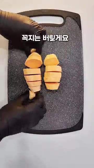 썰어둔 고구마를 15분 정도 쪄주세요. — 고구마 치즈볼 만들기