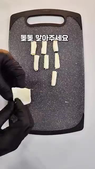체다치즈를 4등분 하고 돌돌 말아주세요. 쪄둔 고구마를 그릇에 담아… — 고구마 치즈볼 만들기