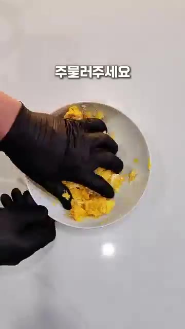 고구마에 찹쌀가루, 물, 올리고당을 넣고 잘 섞어주세요. — 고구마 치즈볼 만들기