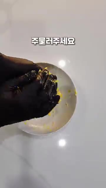 반죽을 손으로 주물러 뭉쳐주세요. — 고구마 치즈볼 만들기
