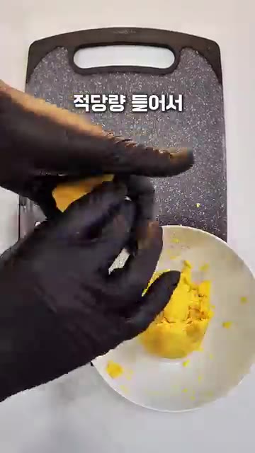 반죽을 적당량 덜어 돌돌 말아준 치즈를 넣고 엄지로 눌러 감싸주세요. — 고구마 치즈볼 만들기