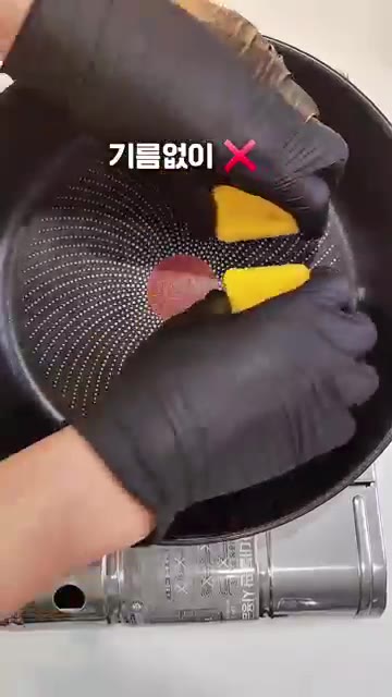 만든 고구마 치즈볼을 팬에 올리고 모양을 잡아주세요. 기름 없이 약… — 고구마 치즈볼 만들기