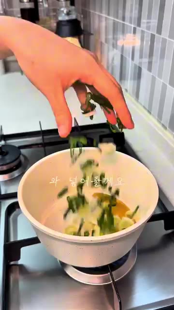 냄비에 참기름을 두르고 대파를 넣어 약불로 볶다가 삼겹살을 넣고 볶… — 얼큰한 김치찌개 레시피
