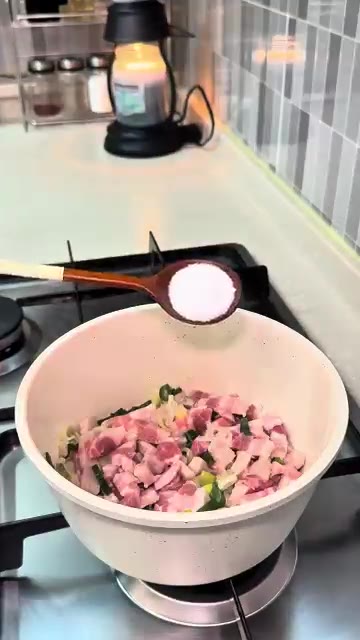 삼겹살이 익으면 소금과 설탕을 넣고 김치를 넣어 함께 볶아줍니다. — 얼큰한 김치찌개 레시피