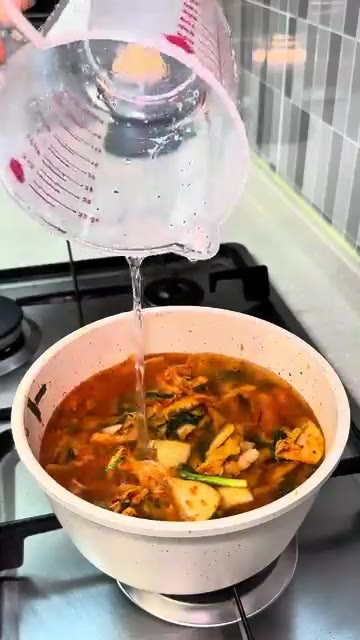 코인육수 1알과 다진 마늘 1큰술, 연두를 넣고 끓여줍니다. — 얼큰한 김치찌개 레시피
