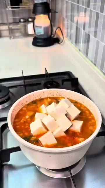 두부 한 모를 넣고 끓입니다. — 얼큰한 김치찌개 레시피