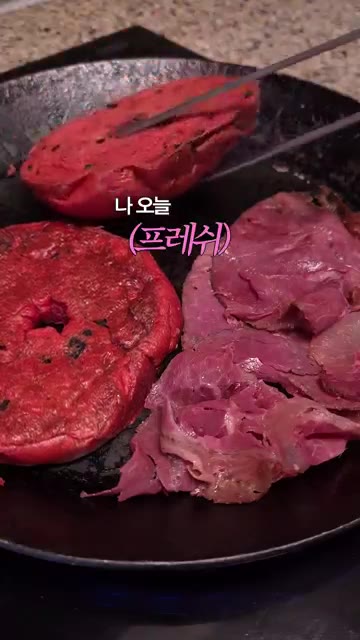 베이글을 반으로 갈라 바질페스토를 넉넉히 바른다. — 토마토 모짜렐라 베이글 샌드위치