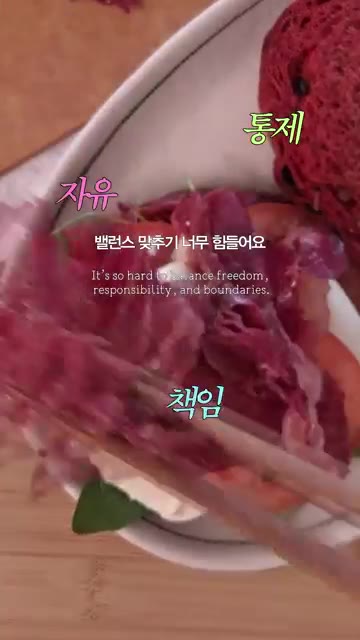 토마토 슬라이스와 생모짜렐라 치즈를 겹겹이 쌓는다. — 토마토 모짜렐라 베이글 샌드위치