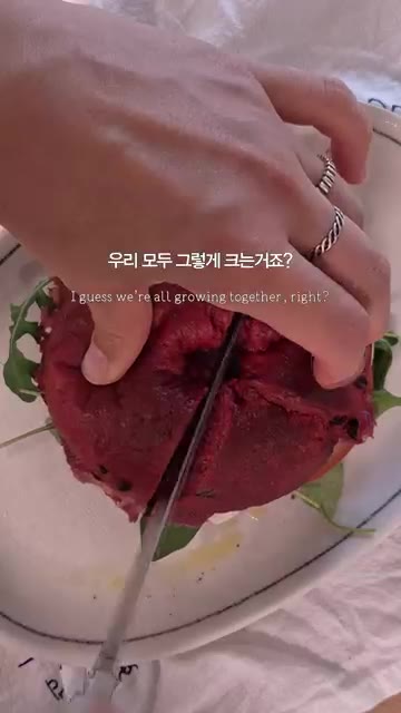 팬에 살짝 구운 파스트라미를 올리고 베이글 윗면을 덮어 완성한다. — 토마토 모짜렐라 베이글 샌드위치