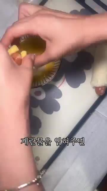 말아준 소세지빵을 계란물에 꼼꼼하게 입혀줍니다. — 출근길 5분컷 소세지빵