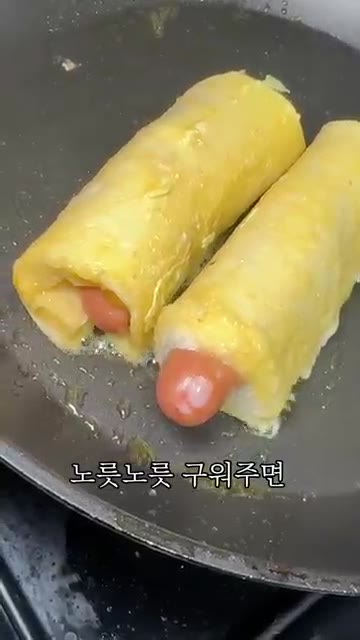 팬에 기름을 두르고 계란물을 입힌 소세지빵을 노릇하게 구워줍니다. — 출근길 5분컷 소세지빵