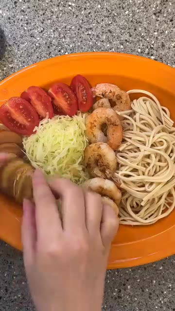 새우를 올리고 간장 1큰술과 고춧가루 1/2큰술을 뿌려 완성한다. — 새우 양배추 두부면 샐러드