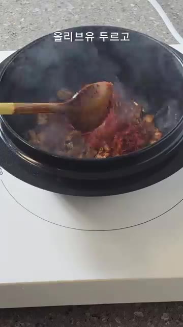 냄비에 올리브유를 두르고 썰어둔 김치를 넣고 고춧가루, 설탕을 넣어… — 10분 만에 뚝딱! 투다리 김치우동 레시피