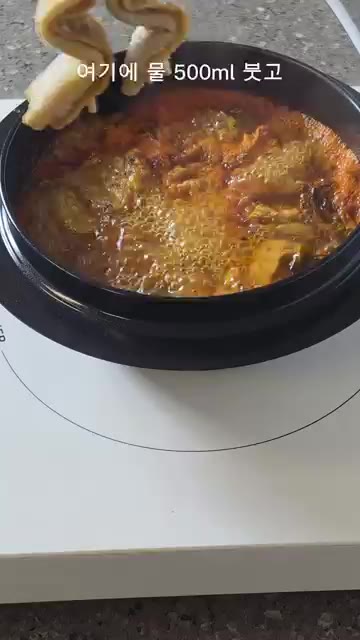 물 500ml를 붓고 꼬치어묵과 다진 마늘 반 스푼을 넣어줍니다. — 10분 만에 뚝딱! 투다리 김치우동 레시피