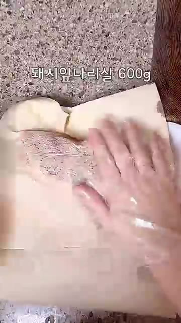 뚜껑을 덮고 중약불로 줄여 40분간 끓입니다. — 박준면 미원수육 레시피: 잡내 없이 야들야들 촉촉하게!