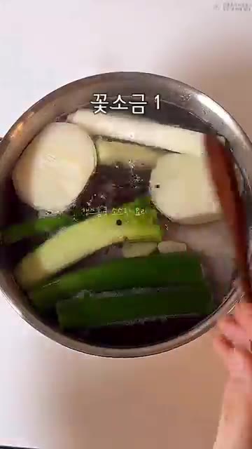 완성된 수육을 꺼내 먹기 좋은 크기로 썰어줍니다. — 박준면 미원수육 레시피: 잡내 없이 야들야들 촉촉하게!