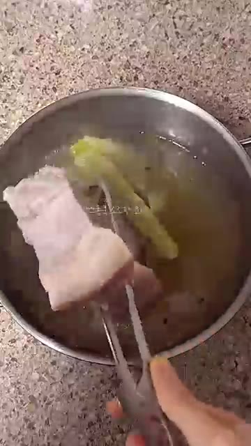 야들야들 촉촉한 미원 수육을 맛있게 즐기세요. — 박준면 미원수육 레시피: 잡내 없이 야들야들 촉촉하게!