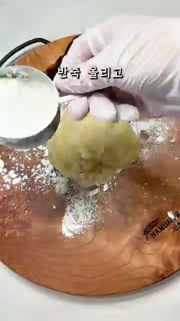작업대에 덧가루용 옥수수전분을 뿌리고 반죽을 올려 미지근해질 때까지… — 집에 남는 과일 있으면 요거트크림 모찌로?!