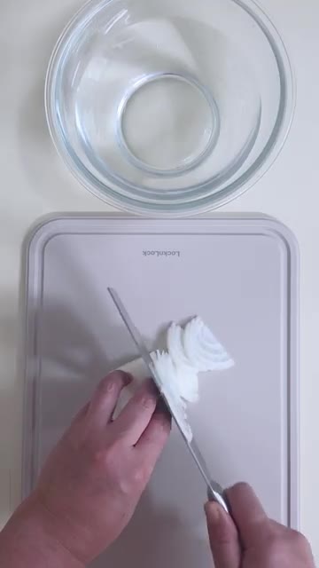 양파를 얇게 채 썬다. — 만원으로 만드는 든든한 한끼! 훈제오리 현미 포케 볼 만들기