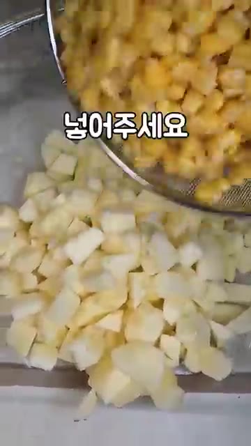 오이는 잘게 썰어 소금에 절여줍니다. — 추억의 옛날 사라다 만들기