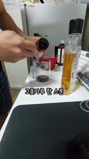 참치를 넣고 향이 올라올 때까지 볶다가 두부를 넣고 수분이 날아가도… — 고시원 참치두부고추장