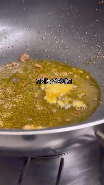 간장 1큰술, 굴소스 1큰술, 참치액 0.5큰술, 고춧가루를 넣고… — 대패 볶음 우동