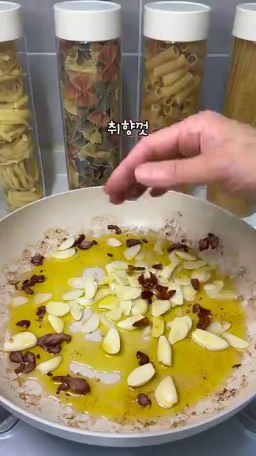 팬에 편으로 썬 마늘 15개와 올리브유를 넉넉히 두르고 페페론치노를… — 훈제오리 파스타