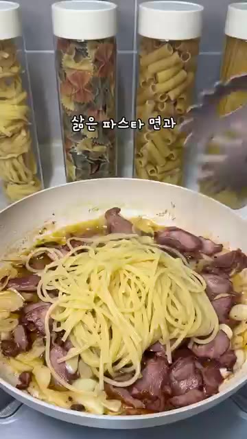 멸치액젓 1큰술과 치킨스톡 반 스푼을 넣고 잘 섞어준다. — 훈제오리 파스타