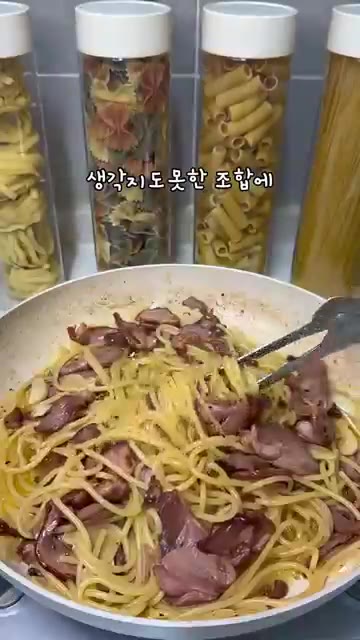 구워둔 훈제오리와 삶은 파스타면, 면수를 넣고 섞어준다. — 훈제오리 파스타