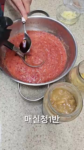 1시간 절인 무를 체에 밭쳐 물기를 빼줍니다. — 아삭시원한 깍두기 제대로 담그는 법!
