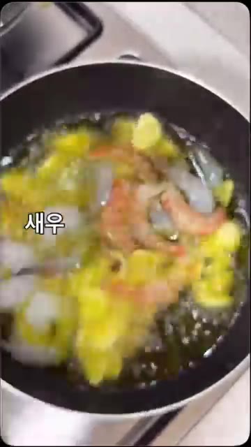 새우를 넣고 색이 변할 때까지 익혀줍니다. — 혼술에는 감바스 만들기