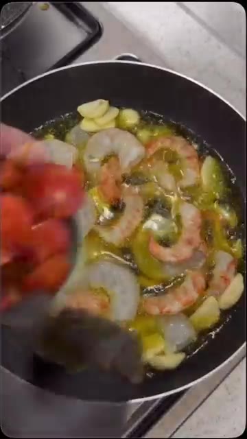 방울토마토를 반으로 잘라 넣고 함께 익혀줍니다. — 혼술에는 감바스 만들기