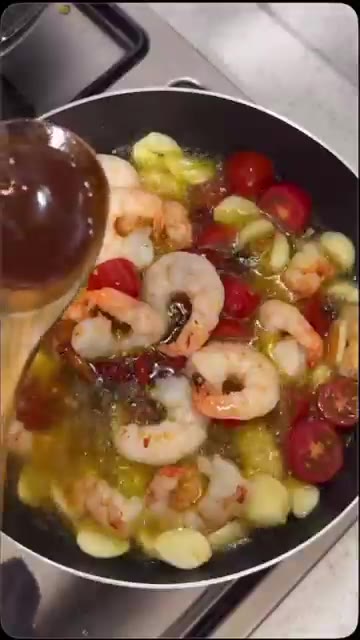 치킨스톡 1스푼을 넣어줍니다. — 혼술에는 감바스 만들기