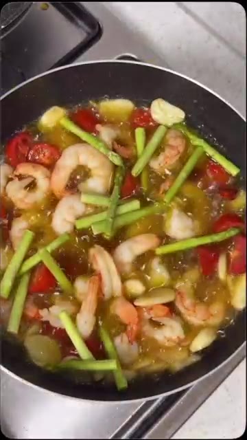아스파라거스를 넣고 버터 1조각을 넣어 풍미를 더해줍니다. — 혼술에는 감바스 만들기