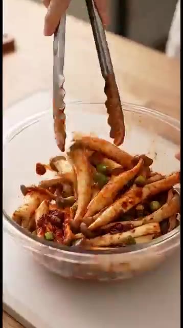 전자레인지에 익힌 대파에 맛간장 2큰술, 참치액 1큰술, 미림 1큰… — 대파 이렇게 먹으면 반칙! 10분 완성 밥도둑 만능대파소스 버섯무침