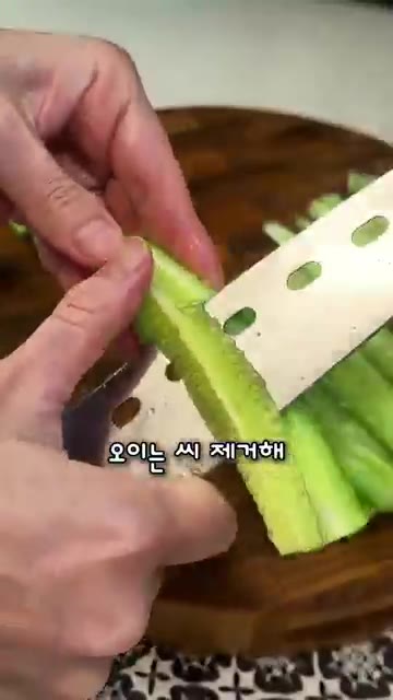 오이는 씨를 제거하고 작게 깍둑썰기 합니다. — 오이 두부 명란 계란 비빔밥