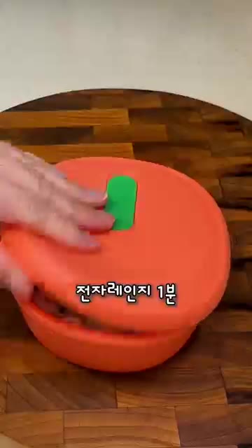 두부도 작게 깍둑썰기 하여 물기를 제거합니다. — 오이 두부 명란 계란 비빔밥