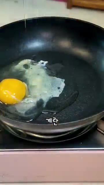 계란은 반숙으로 프라이합니다. 명란은 버터를 두른 팬에 익힙니다. — 오이 두부 명란 계란 비빔밥