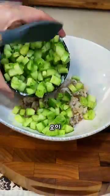 밥 위에 썰어둔 오이와 두부를 올립니다. — 오이 두부 명란 계란 비빔밥