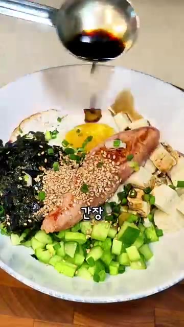 간장과 참기름을 둘러 비벼 먹습니다. — 오이 두부 명란 계란 비빔밥