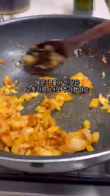 새우가 익으면 참치액 1큰술, 소금 약간, 레몬즙을 뿌려줍니다. — 밥도둑 갈릭 쉬림프 레시피