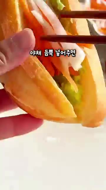 바게트를 반으로 갈라 닭가슴살과 야채를 듬뿍 넣어 샌드위치를 만든다. — 겉바속촉 인생 쌀바게트 만들기 (밀가루 없이)