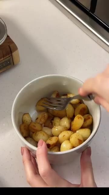 통삼겹살 겉면의 기름기를 키친타월로 닦아내고 먹기 좋게 썰어 소금으… — 마늘 삼겹 바비큐