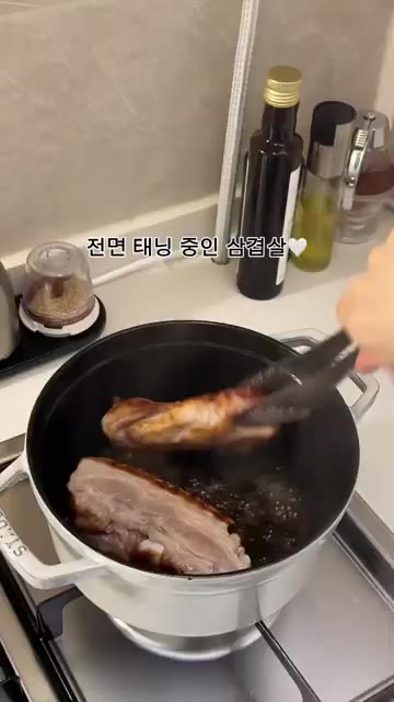 삼겹살을 뒤집어가며 모든 면을 태닝하듯 구워준다. — 마늘 삼겹 바비큐