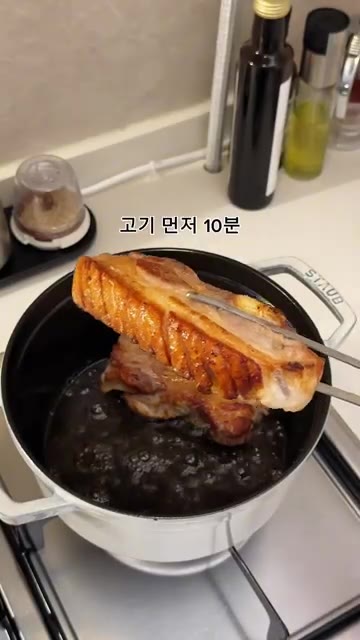 구워진 삼겹살을 잠시 꺼내고, 냄비에 통마늘을 넉넉히 넣고 10분… — 마늘 삼겹 바비큐